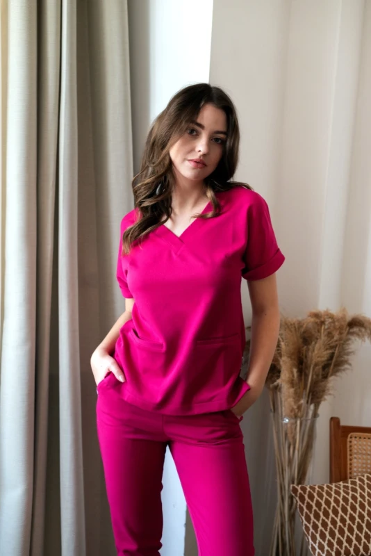 Elegancka bluzka medyczna Basic Peony w delikatnym odcieniu piwonii, stworzona z oddychającej wiskozy, idealna dla kobiet pracujących w branży medycznej, zapewniająca wyjątkowy komfort i styl.