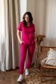 Wygodne spodnie medyczne Basic Peony, w pastelowym odcieniu piwonii, doskonałe dla kobiet pracujących w fizjoterapii i rehabilitacji, oferujące nie tylko komfort, ale także elegancję i wytrzymałość.