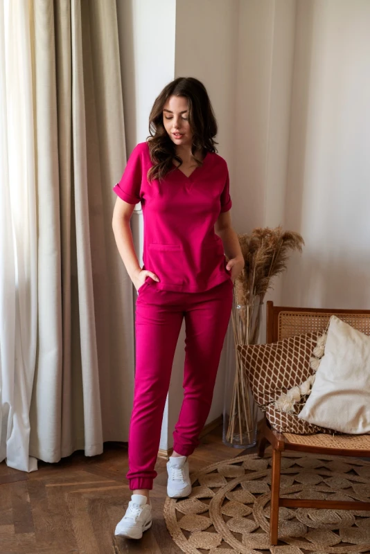 Wygodne spodnie medyczne Basic Peony, w pastelowym odcieniu piwonii, doskonałe dla kobiet pracujących w fizjoterapii i rehabilitacji, oferujące nie tylko komfort, ale także elegancję i wytrzymałość.