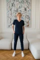 Profesjonalna bluzka medyczna Basic Blueberry, dedykowana dla personelu medycznego, stomatologów i specjalistów z dziedziny fizjoterapii, oferująca antyalergiczne właściwości i maksymalny komfort.