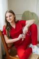 Wyjątkowa bluzka medyczna z wiskozy. Scrubs Basic Poppy, w intensywnym odcieniu maku, idealnie sprawdzi się w pracy w dziedzinie fizjoterapii i rehabilitacji, zapewniająca nie tylko komfort, ale także wyjątkowy wygląd.