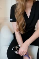 Luksusowa bluzka medyczna Basic Blackberry, idealna dla personelu medycznego, ceniącego sobie komfort i elegancję oraz dla specjalistów pracujących w branży kosmetycznej.