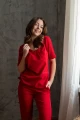 Stylowa bluzka medyczna Classy Poppy, z dłuższymi rękawami i dodatkowymi kieszeniami, doskonała dla kobiet pracujących w branży kosmetycznej i weterynarii, zapewniająca nie tylko komfort, ale także funkcjonalność i wyjątkowy wygląd.