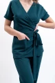 Nowoczesna tunika medyczna Chic Deep Sea - idealna dla osób poszukujących eleganckiego i oryginalnego ubioru, który wyróżni się z tłumu.
