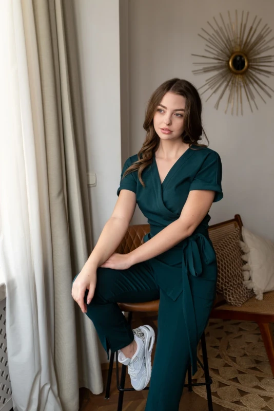 Luksusowe spodnie medyczne Chic Deep Sea - zapewniające nie tylko elegancję, ale także wygodę i oddychalność, idealne na co dzień i na specjalne okazje.