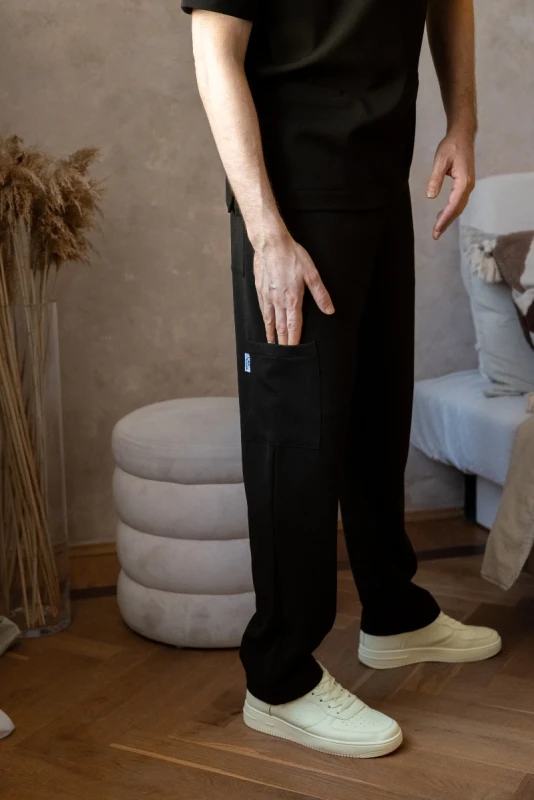 Nowoczesne spodnie medyczne Handsome Blackberry, stworzone z myślą o mężczyznach pracujących w dziedzinie medycyny, oferujące nie tylko stylowy wygląd, ale także niezbędne cechy ergonomiczne i wygodę użytkowania.