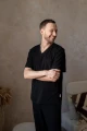 Elegancka bluzka medyczna Handsome Blackberry, z dbałością o detale i wygodę noszenia, dedykowana dla mężczyzn pracujących w branży zdrowia, cechująca się nie tylko doskonałym wykończeniem, ale także przewiewnością i trwałością.