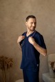 Wyrafinowana bluzka medyczna Handsome Blueberry, stworzona dla mężczyzn pracujących w branży medycznej, cechująca się nie tylko eleganckim designem, ale także doskonałą jakością wykonania i przewiewnością.