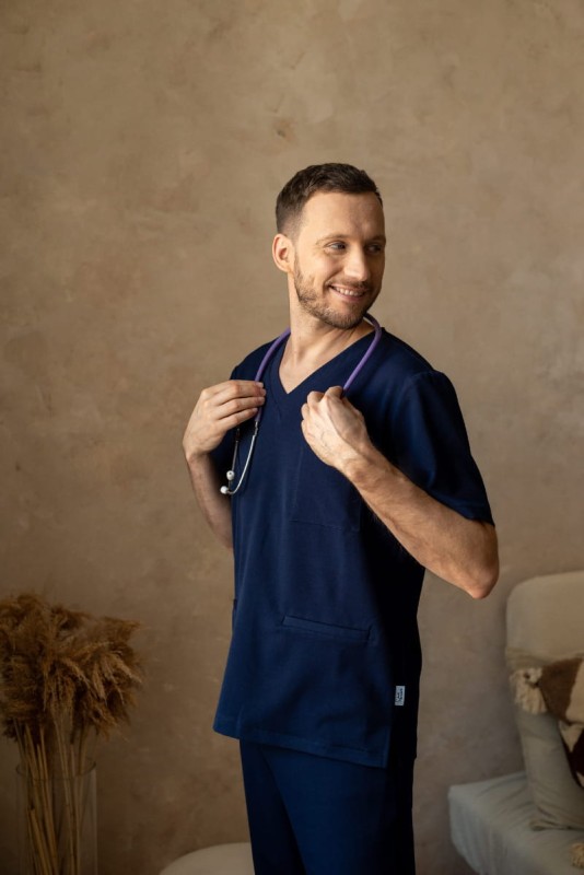 Wyrafinowana bluzka medyczna Handsome Blueberry, stworzona dla mężczyzn pracujących w branży medycznej, cechująca się nie tylko eleganckim designem, ale także doskonałą jakością wykonania i przewiewnością.
