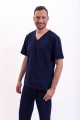 Profesjonalna bluza Handsome Blueberry, zaprojektowana z myślą o mężczyznach w służbie zdrowia, dedykowana dla lekarzy i pielęgniarzy, cechująca się nie tylko eleganckim wyglądem, ale także niezbędnymi cechami ergonomicznymi i wygodą użytkowania.