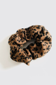 Gumka materiałowa Scrunchie Panther – modny dodatek do włosów, solidne wykonanie, komfortowe noszenie, pasuje do odzieży medycznej.