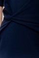 Elegancka sukienka medyczna Pretty Blueberry, zaprojektowana z myślą o potrzebach osób pracujących w szpitalach, oferująca najwyższą jakość materiałów i niezrównaną wygodę.
