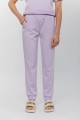 Spodnie medyczne Basic lawendowe - praktyczna odzież medyczna z elastyczną talią, zapewniająca wygodę i swobodę ruchów.