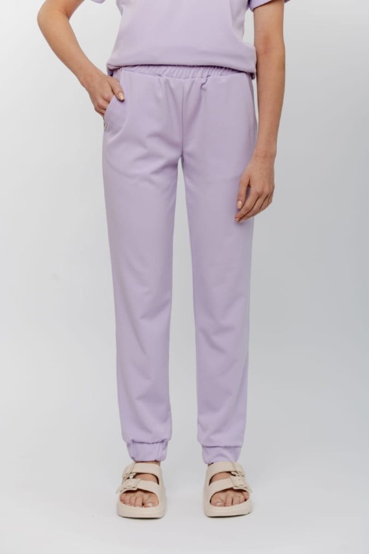 Spodnie medyczne Basic lawendowe - praktyczna odzież medyczna z elastyczną talią, zapewniająca wygodę i swobodę ruchów.