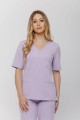 Bluzka medyczna Classy w kolorze lawendowym - elegancki krój, oddychający materiał i wygoda na długie dyżury w placówkach medycznych