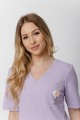 Damska bluzka Classy lawendowa - profesjonalna odzież medyczna zapewniająca swobodę ruchów i stylowy wygląd w pracy.