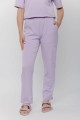 Spodnie medyczne Classy lawendowe - wygodny, dopasowany krój, elastyczna talia i praktyczne kieszenie do pracy w służbie zdrowia.