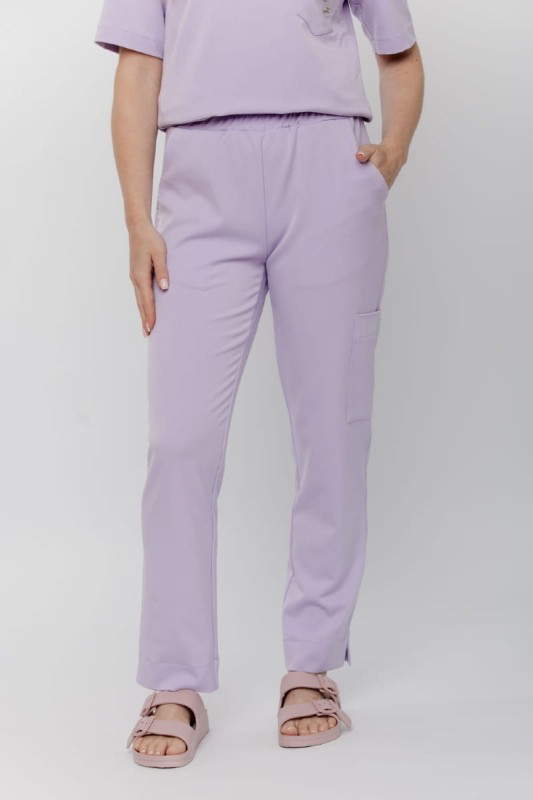 Spodnie medyczne Classy lawendowe - wygodny, dopasowany krój, elastyczna talia i praktyczne kieszenie do pracy w służbie zdrowia.