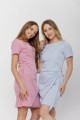 sukienki medyczne Medibreath – w kolorach Velvet Kiss (głęboki róż) oraz Baby Blue (pastelowy błękit). Oba modele łączą nowoczesny krój, wygodę noszenia i elegancki wygląd, podkreślając profesjonaliz.jpg