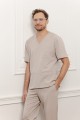 Model w męskim komplecie medycznym Handsome. Nowoczesne scrubs z oddychającej dzianiny zapewniają komfort i swobodę ruchu przez cały dzień pracy.