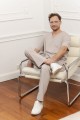 Męskie scrubs Handsome w gabinecie. Profesjonalny wygląd, elastyczny materiał i funkcjonalne kieszenie.