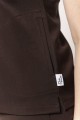 Scrubs damskie chocolate – bluzka medyczna z dopasowanym krojem i miękkiego, przewiewnego materiału, gwarantująca wygodę podczas długiego dyżuru.