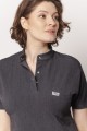 Bluzka medyczna Mave Melange Grey – elegancka bluza scrubs ze stójką, wykonana z oddychającej wiskozy, zapewniająca komfort pracy lekarzy i pielęgniarek.