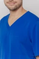 Bluza medyczna męska Handsome w kolorze Blue Monday – miękkie, oddychające scrubsy z wiskozy, eleganckie do pracy w szpitalu.